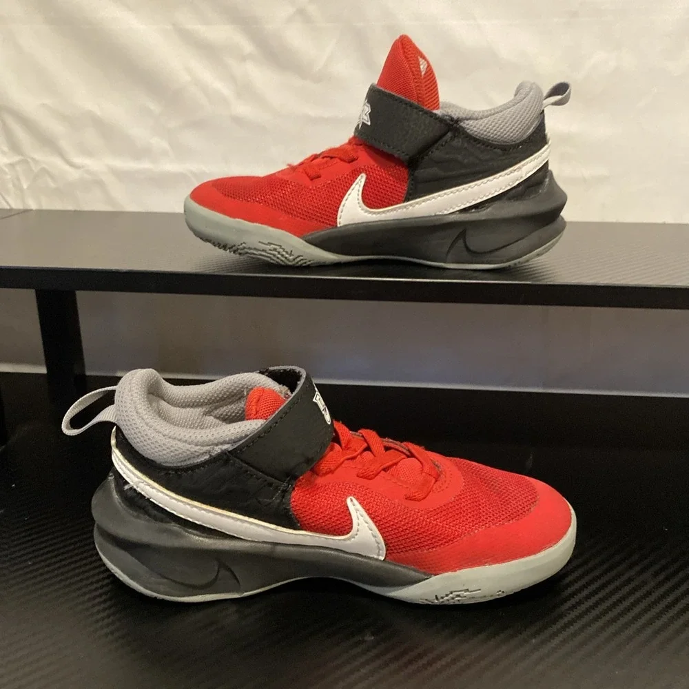 Little Kid's Nike Team Hustle D SZ 11c  University Red/White‎ (CW6736 607)